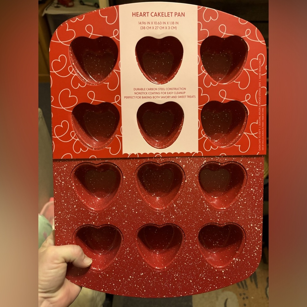 Heart cakelet pan (nwt) carbon steel/nonstick..14.96 in x 10.63 in x 1.18 in